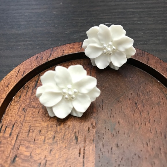 NEW!๐๐BIG BEAUTIFUL WHITE FLOWER ๐บEARRINGS!๐๐ - Picture 3 of 8